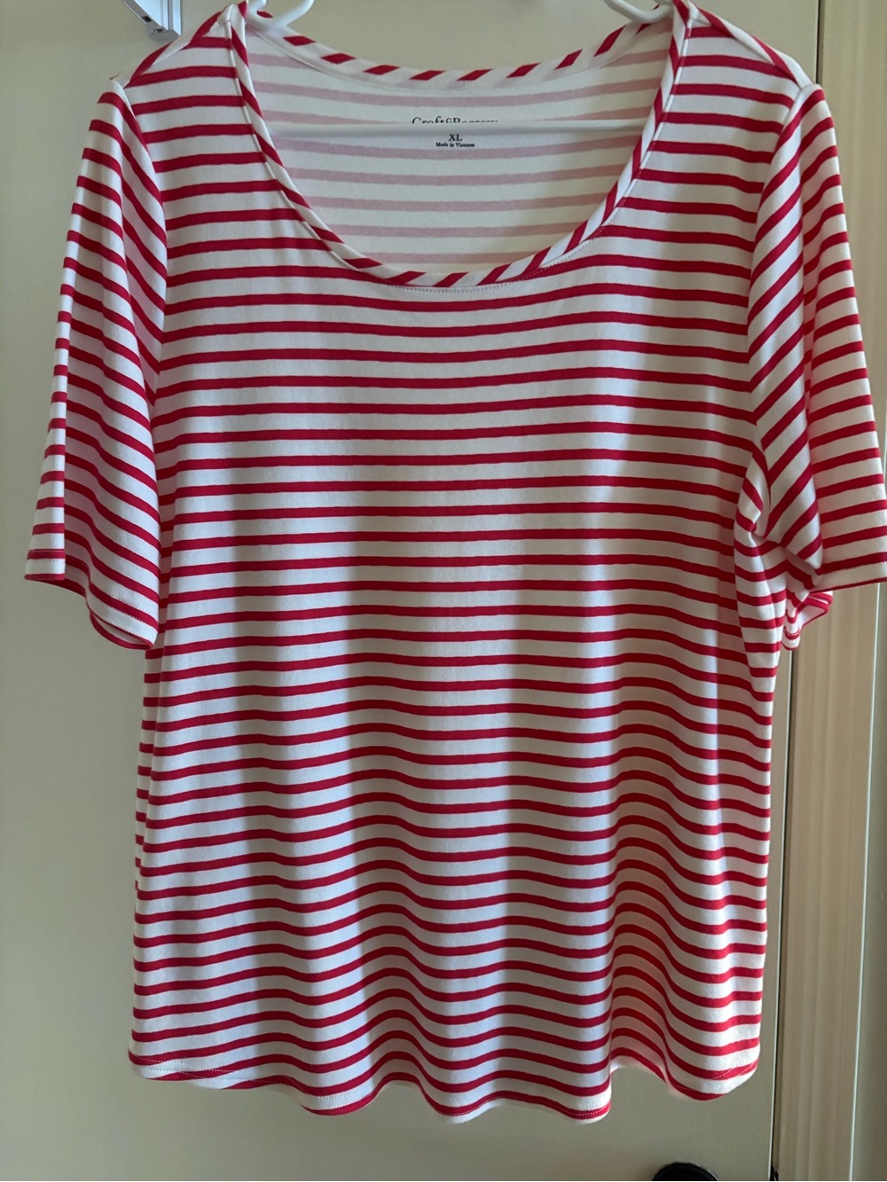 Elbow sleeves, scoop neck top